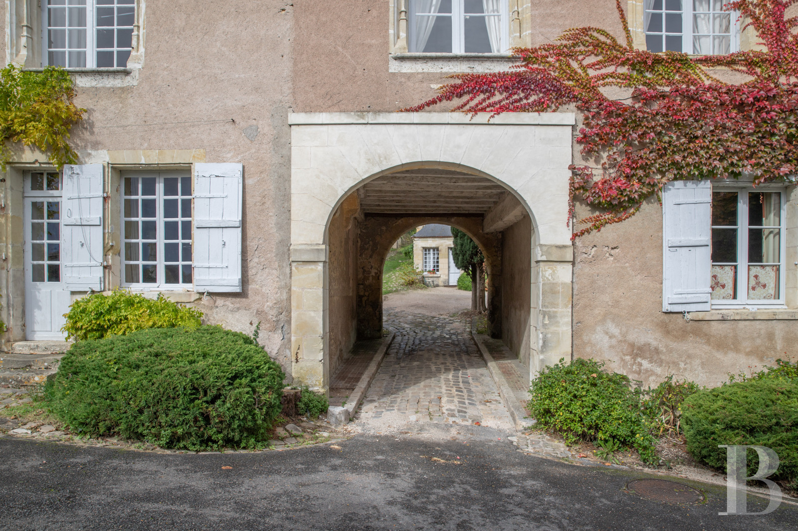 En Indre-et-Loire, sur les hauteurs d’un village, près d’Amboise, un château et son hameau en bordure de forêt - photo  n°52